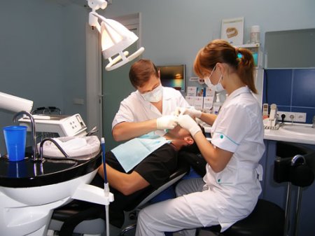 Лечение зубов: имплантация за рубежом — безопасный стоматологический туризм?
